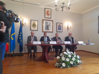 El acto se ha celebrado en el Ayuntamiento de Cangas de Onís y ha sido organizado por la Real Academia Asturiana de Jurisprudencia